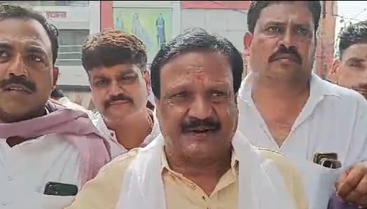 पटवारी बोले - हर कदम पर हम आपके साथ... सज्जन ने कहा - विजयवर्गीय याद है एक मच्छर....