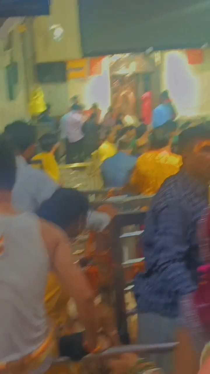 भस्मारती मे महाकाल मंदिर के गणेश मंडपम तक पहुंचे 3 कुत्ते... भस्मारती मे महाकाल मंदिर के गणेश मंडपम तक पहुंचे 3 कुत्ते...