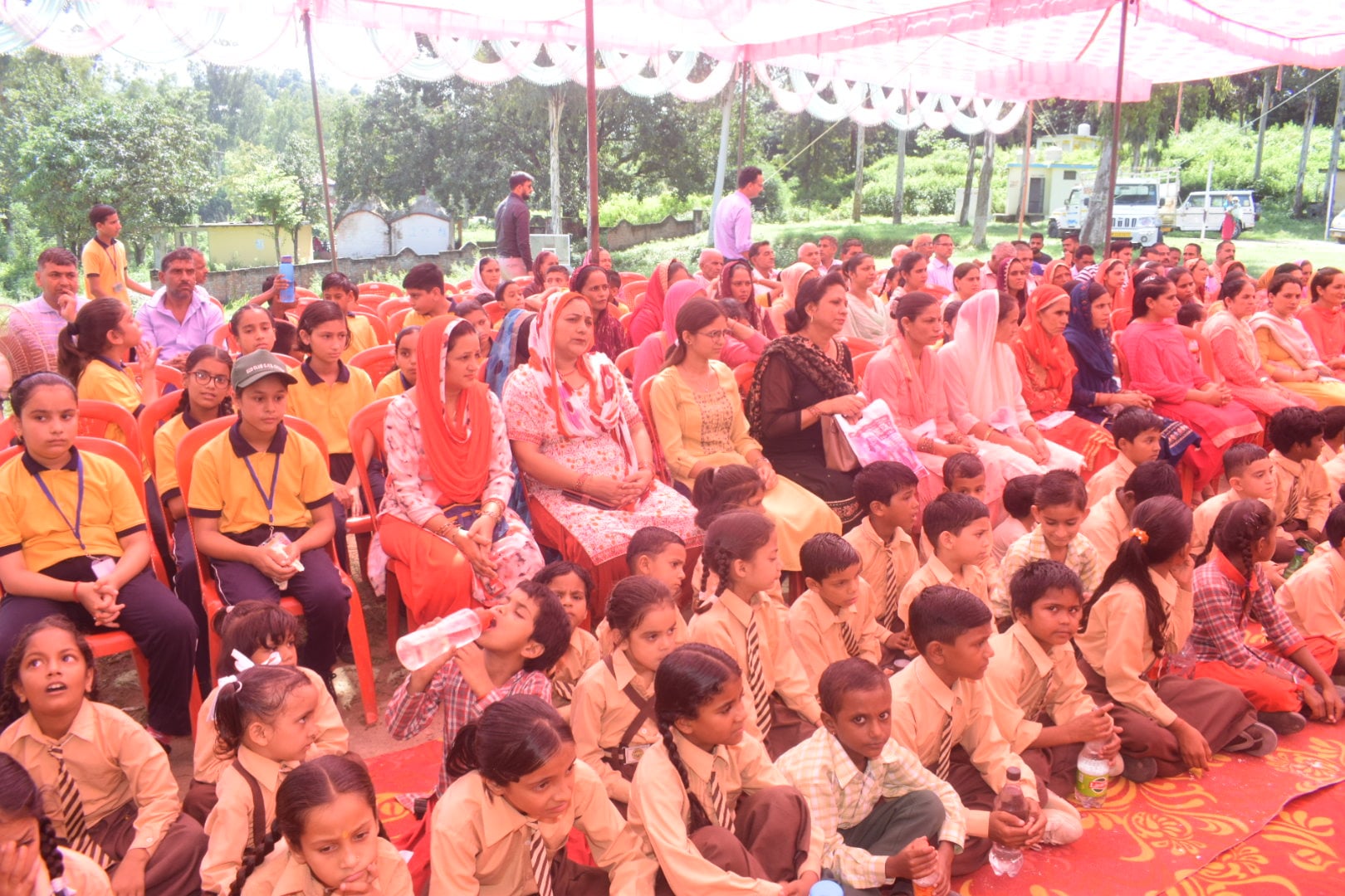 बिलासपुर के राजकीय उच्च विद्यालय चुवाड़ी में नवनिर्मित स्कूल के कमरों का उद्घाटन करते तकनीकी शिक