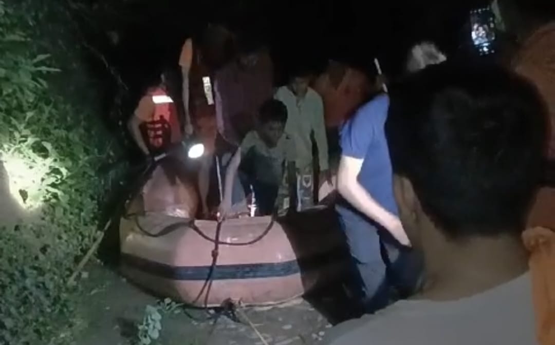 बूंदी के बिलकेश्वर महादेव दर्शन करने गए 11 पर्यटक बाढ मे फंसे, बूंदी के बिलकेश्वर महादेव दर्शन करने गए 11 पर्यटक बाढ मे फंसे,