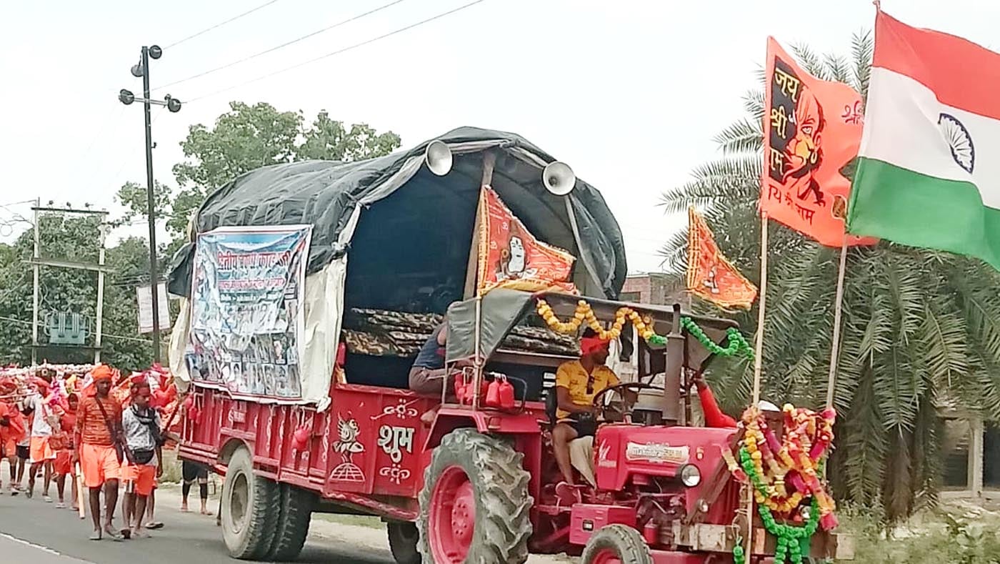 कछला घाट से निकलते कांवड़िये। संवाद कछला घाट से निकलते कांवड़िये। संवाद
