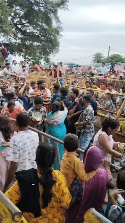 कालभैरव मंदिर के बाहर के वायरल वीडियो से उठ रहे सवाल......सुरक्षा गार्ड्स को किसने दिया श्रद्धा कालभैरव मंदिर के बाहर के वायरल वीडियो से उठ रहे सवाल......सुरक्षा गार्ड्स को किसने दिया श्रद्धा
