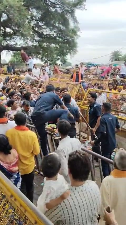 कालभैरव मंदिर के बाहर के वायरल वीडियो से उठ रहे सवाल......सुरक्षा गार्ड्स को किसने दिया श्रद्धा कालभैरव मंदिर के बाहर के वायरल वीडियो से उठ रहे सवाल......सुरक्षा गार्ड्स को किसने दिया श्रद्धा