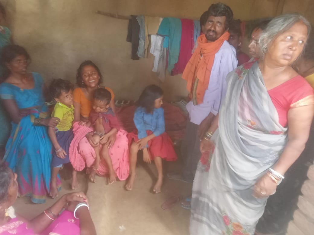 रोती बिलखती मृतक की पत्नी और बच्चे