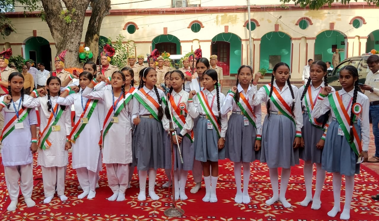 स्वतंत्रता दिवस पर प्रभात फेरी निकालती आर्य कन्या इंटर कॉलेज की छात्राएं।संवाद स्वतंत्रता दिवस पर प्रभात फेरी निकालती आर्य कन्या इंटर कॉलेज की छात्राएं।संवाद