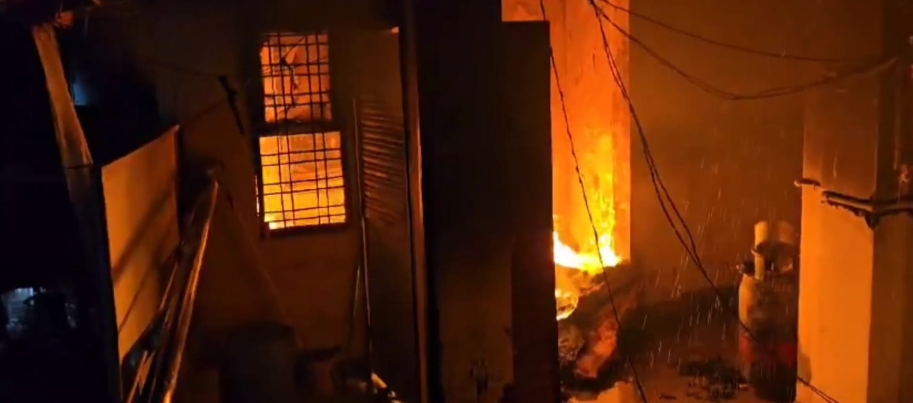 देर रात लगी होटल साकेत में आग देर रात लगी होटल साकेत में आग