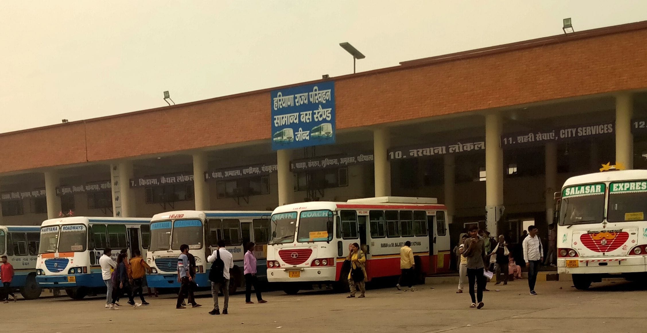 17जेएनडी05-बस अड्डे पर खड़ी रोडवेज और निजी बसें, जिनमें महिलाएं निशुल्क सफर कर सकेंगे। संवाद