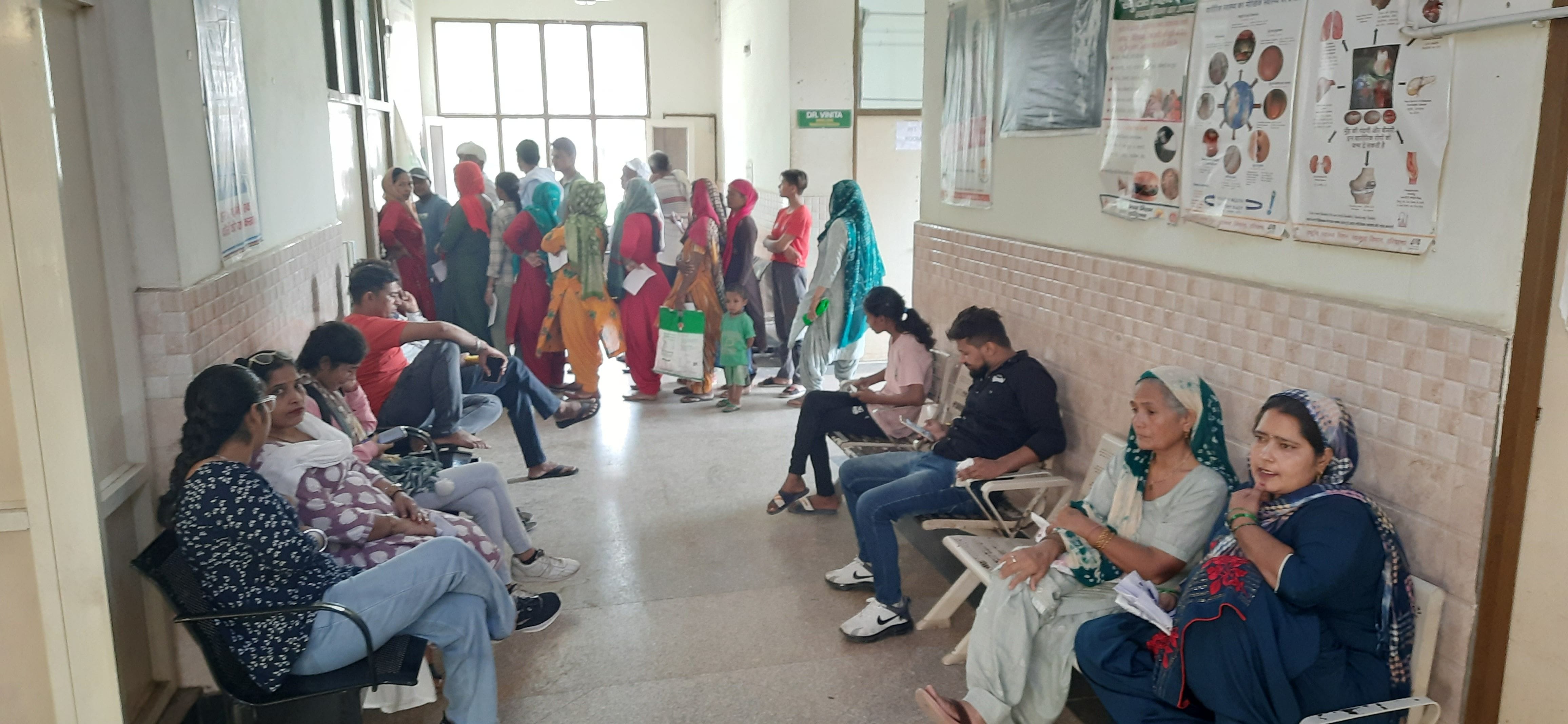 17जेएनडी12-शहर के एक निजी अस्पताल के बाहर लगाया गया ओपीडी बंद का पोस्टर। संवाद