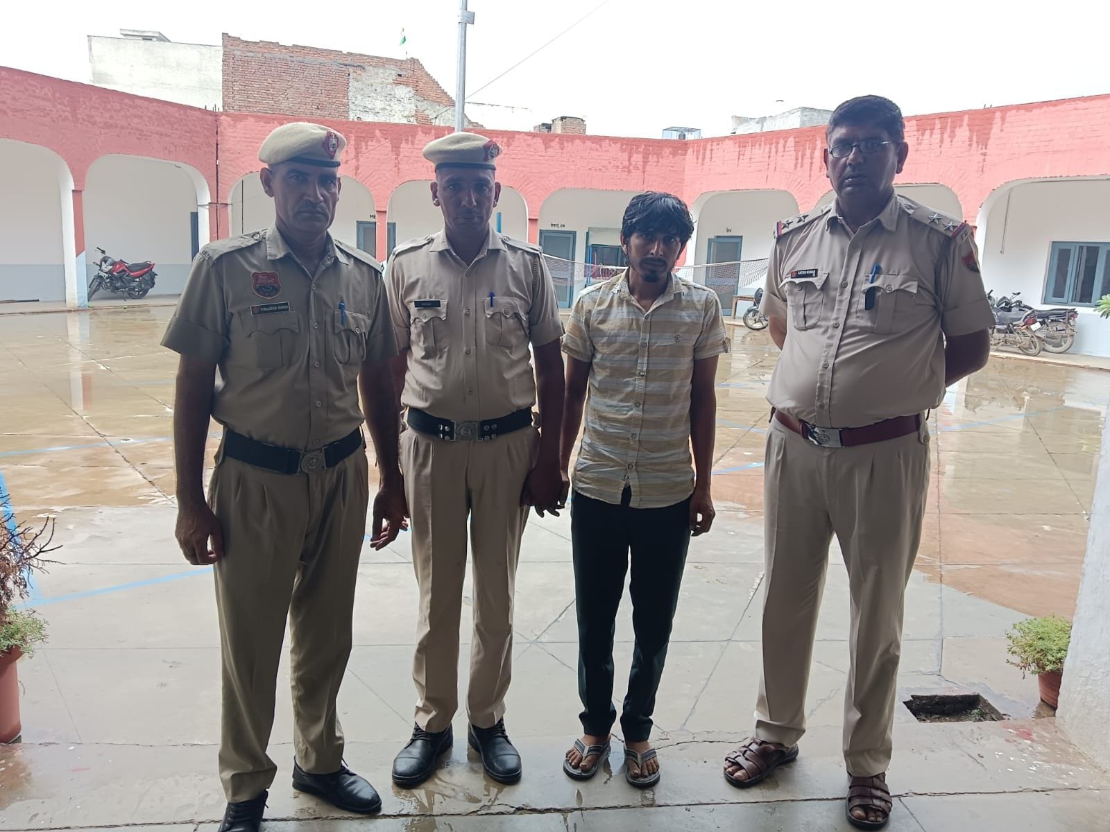 17जेएनडी25: पुलिस गिरफ्त में पकड़ा गया आरोपी। स्रोत पुलिस प्रशासन 17जेएनडी25: पुलिस गिरफ्त में पकड़ा गया आरोपी। स्रोत पुलिस प्रशासन