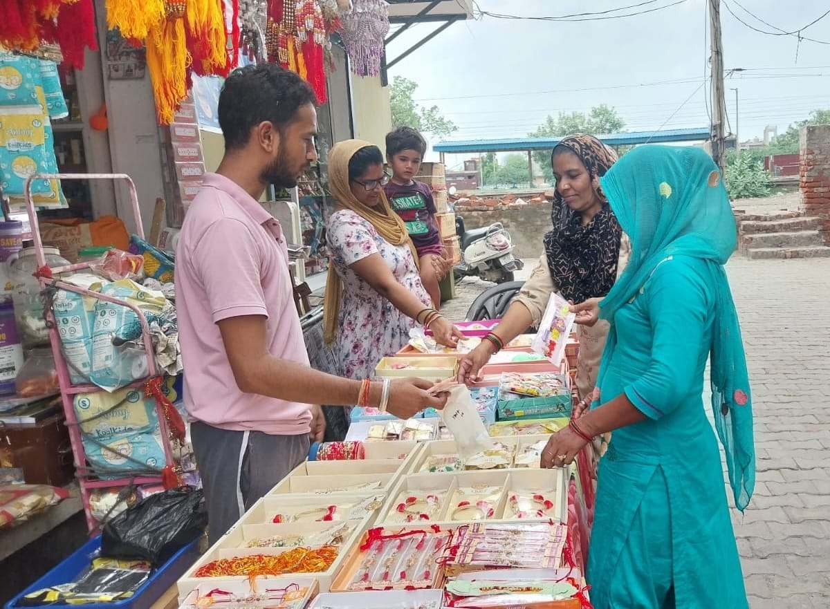 17जेएनडी31: रक्षा बंधन के पर्व को लेकर राखी की खरीद करते हुए। संवाद