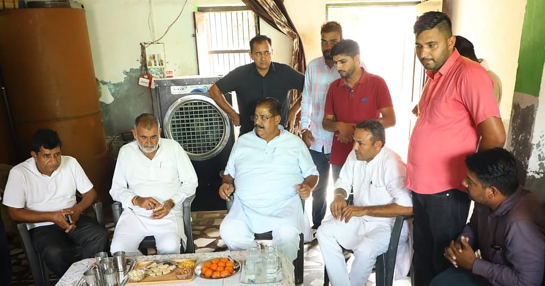 17जेएनडी37: कार्यकर्ताओं से बात करते हुए अजय चौटाला। संवाद