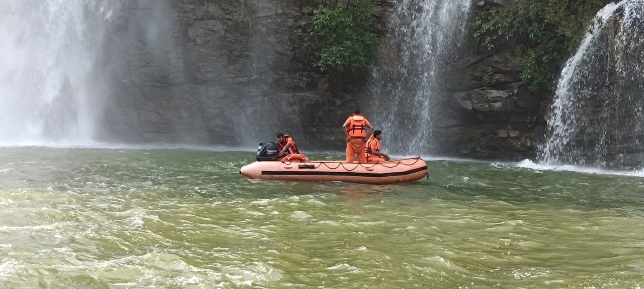 भीमलत झरने से युवक 150 फिट पानी की खाई में गिरा, एसडीआरएफ कर रही है तलाश, झरने के पास था, पैर फ भीमलत झरने से युवक 150 फिट पानी की खाई में गिरा, एसडीआरएफ कर रही है तलाश, झरने के पास था, पैर फ