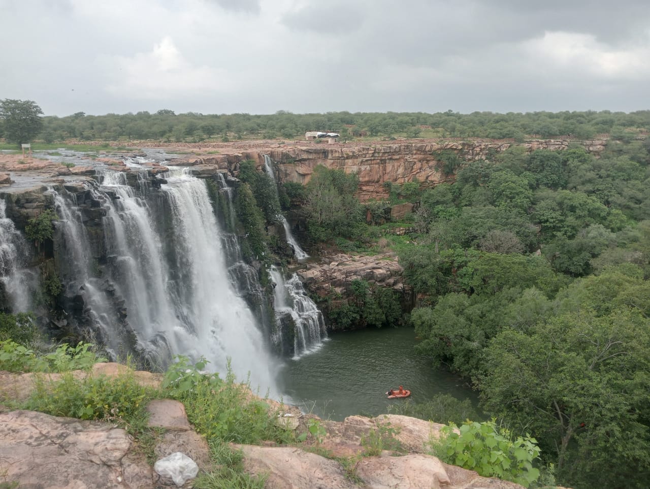 भीमलत झरने से युवक 150 फिट पानी की खाई में गिरा, एसडीआरएफ कर रही है तलाश, झरने के पास था, पैर फ भीमलत झरने से युवक 150 फिट पानी की खाई में गिरा, एसडीआरएफ कर रही है तलाश, झरने के पास था, पैर फ
