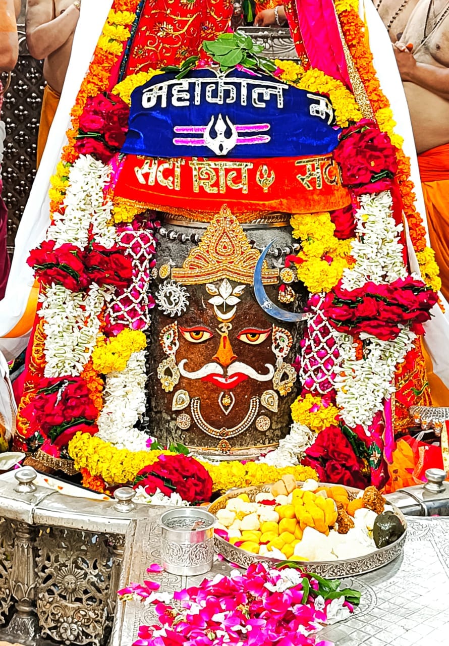 भस्मारती में राजसी स्वरूप मे सजे बाबा महाकाल....सिर पर धारण किया मुकुट आभूषण भी पहने भस्मारती में राजसी स्वरूप मे सजे बाबा महाकाल....सिर पर धारण किया मुकुट आभूषण भी पहने