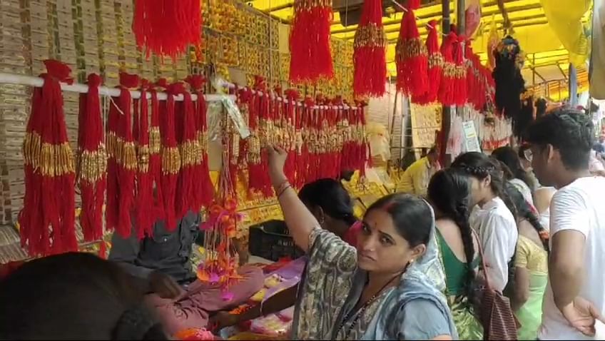 रक्षाबंधन पर्व पर दिखी ग्रामीण बाजारों में खासी भीड़