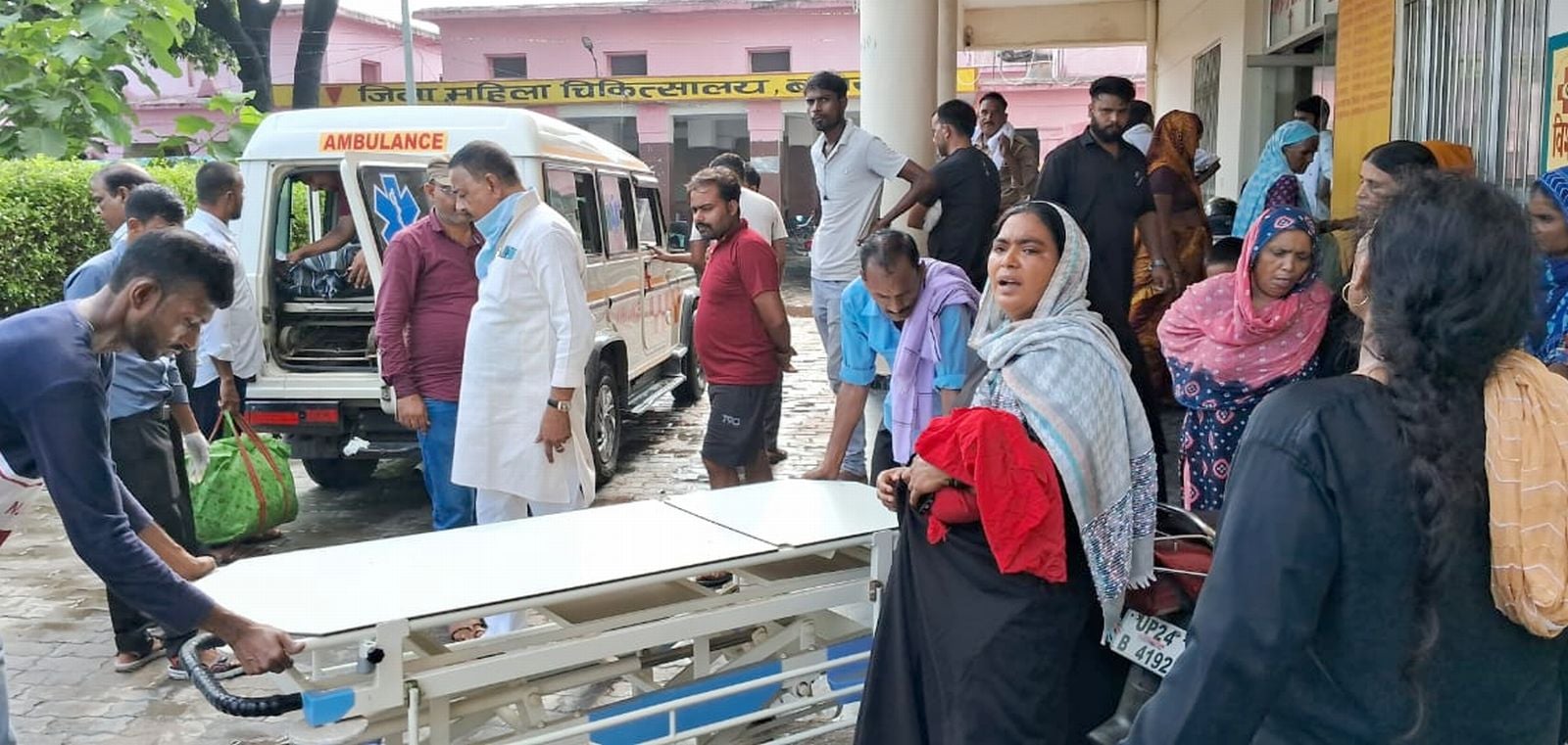 महिला अस्पताल में विलाप करते प्रसूता के परिजन। संवाद