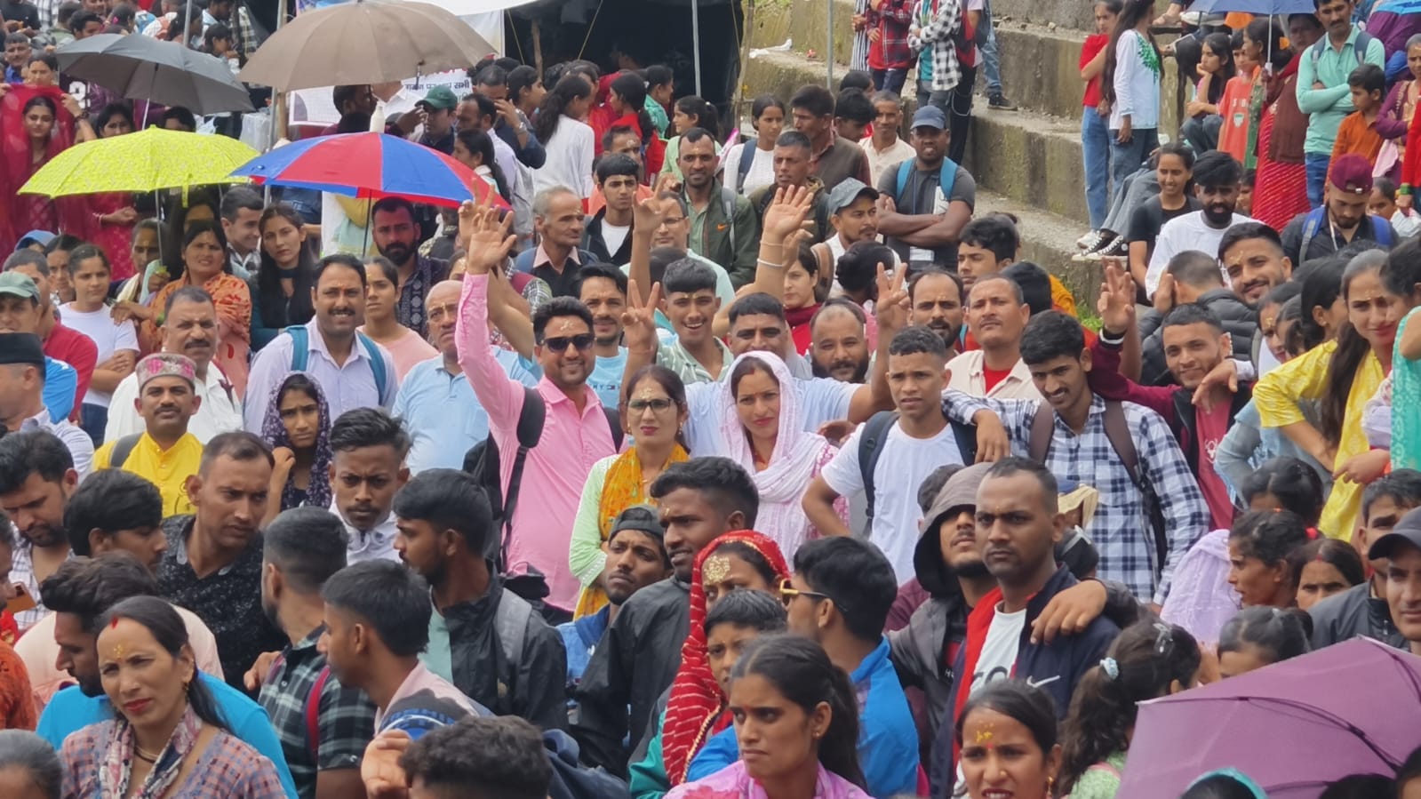 नैनबाग के सत्यों थात स्थति भद्रराज देवता के मेले में उमड़ी लोगों की भीड़। संवाद