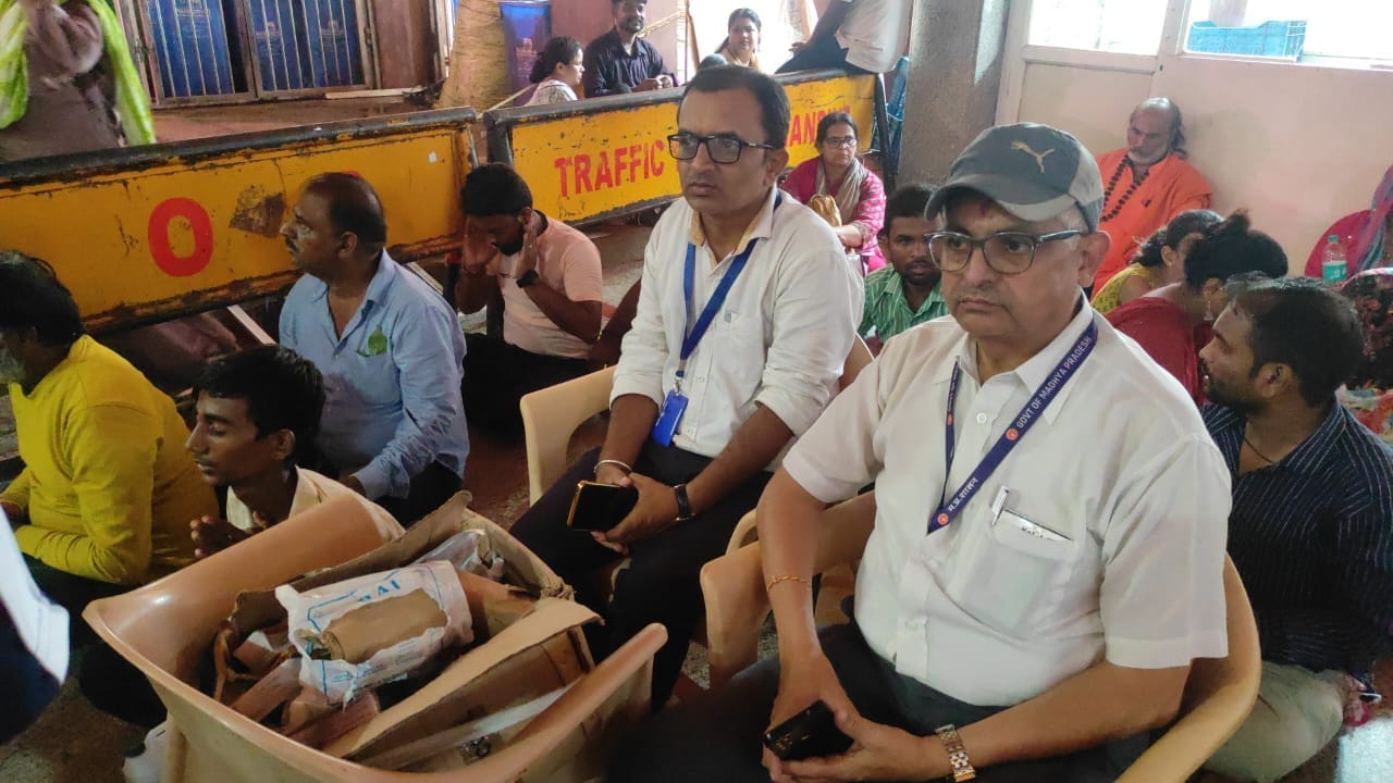 रविवार को 1 लाख भक्तों ने किये ज्योतिर्लिंग भगवान ओमकार के दर्शन रविवार को 1 लाख भक्तों ने किये ज्योतिर्लिंग भगवान ओमकार के दर्शन