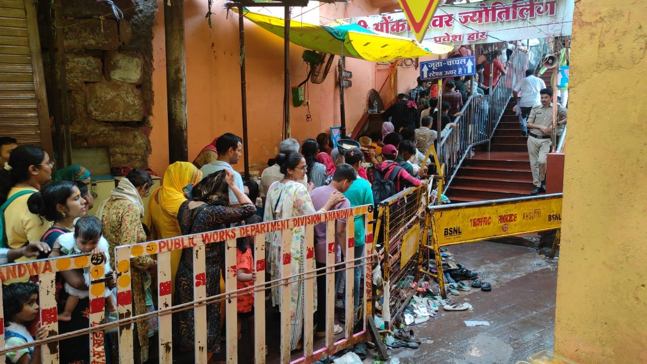 रविवार को 1 लाख भक्तों ने किये ज्योतिर्लिंग भगवान ओमकार के दर्शन