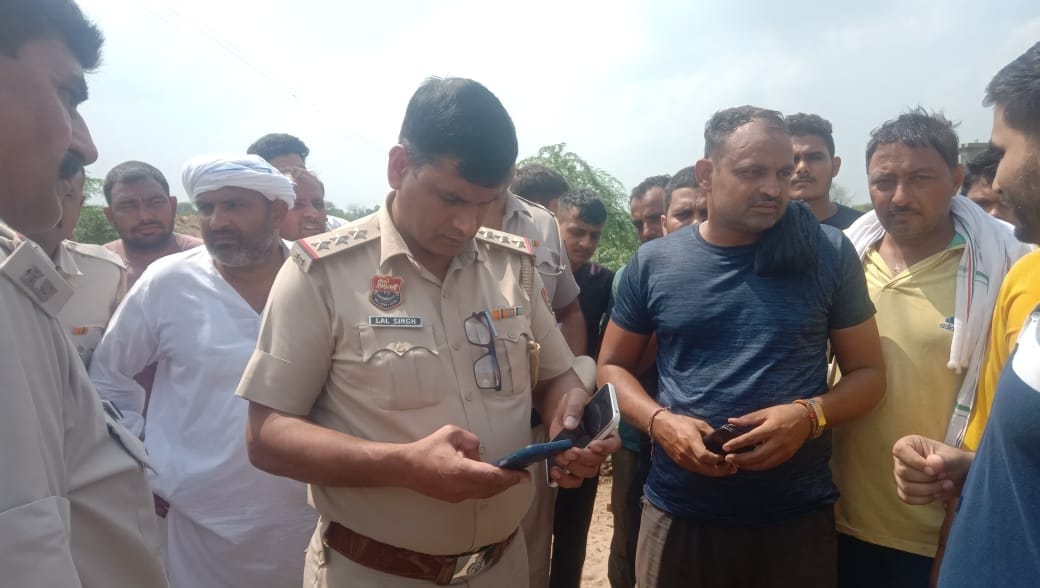 सोनीपत के गोहाना में गांव कथूरा में गोहाना-महम रोड पर झाड़ियां डालकर लगाया गया जाम। संवाद सोनीपत के गोहाना में गांव कथूरा में गोहाना-महम रोड पर झाड़ियां डालकर लगाया गया जाम। संवाद