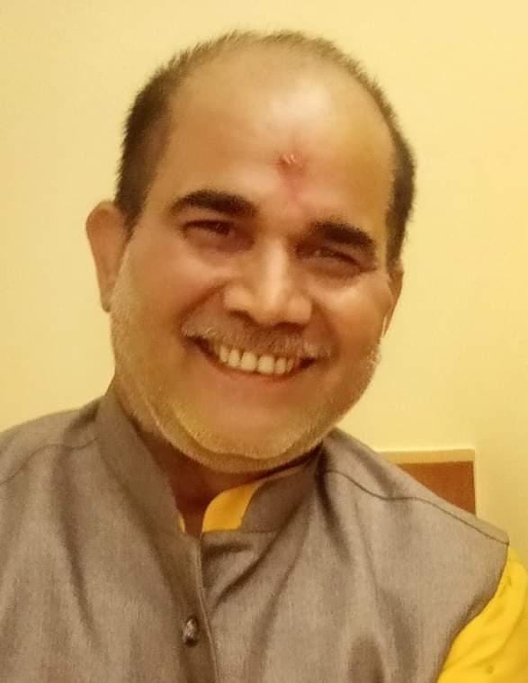 सदर बाजार में स्थित एक दुकान पर राखी खरीदतीं महिलाएं। संवाद सदर बाजार में स्थित एक दुकान पर राखी खरीदतीं महिलाएं। संवाद
