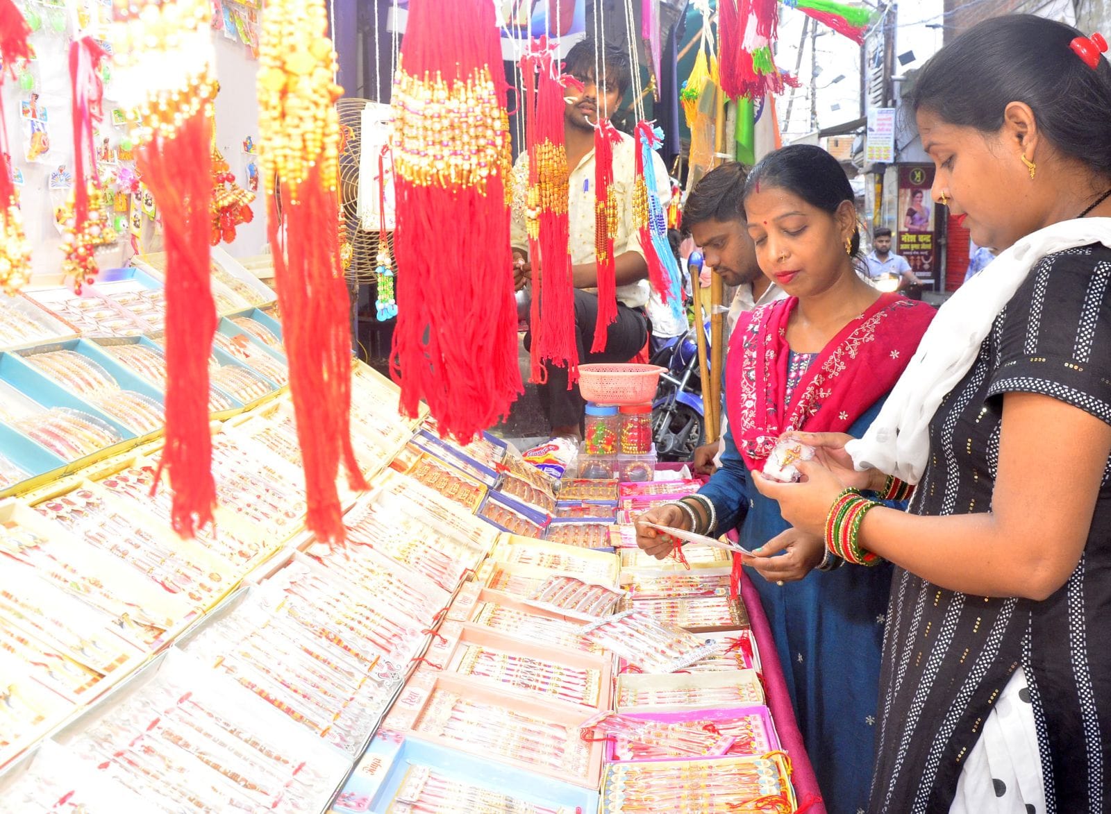 दुकान पर राखियां पसंद करते लोग। संवाद