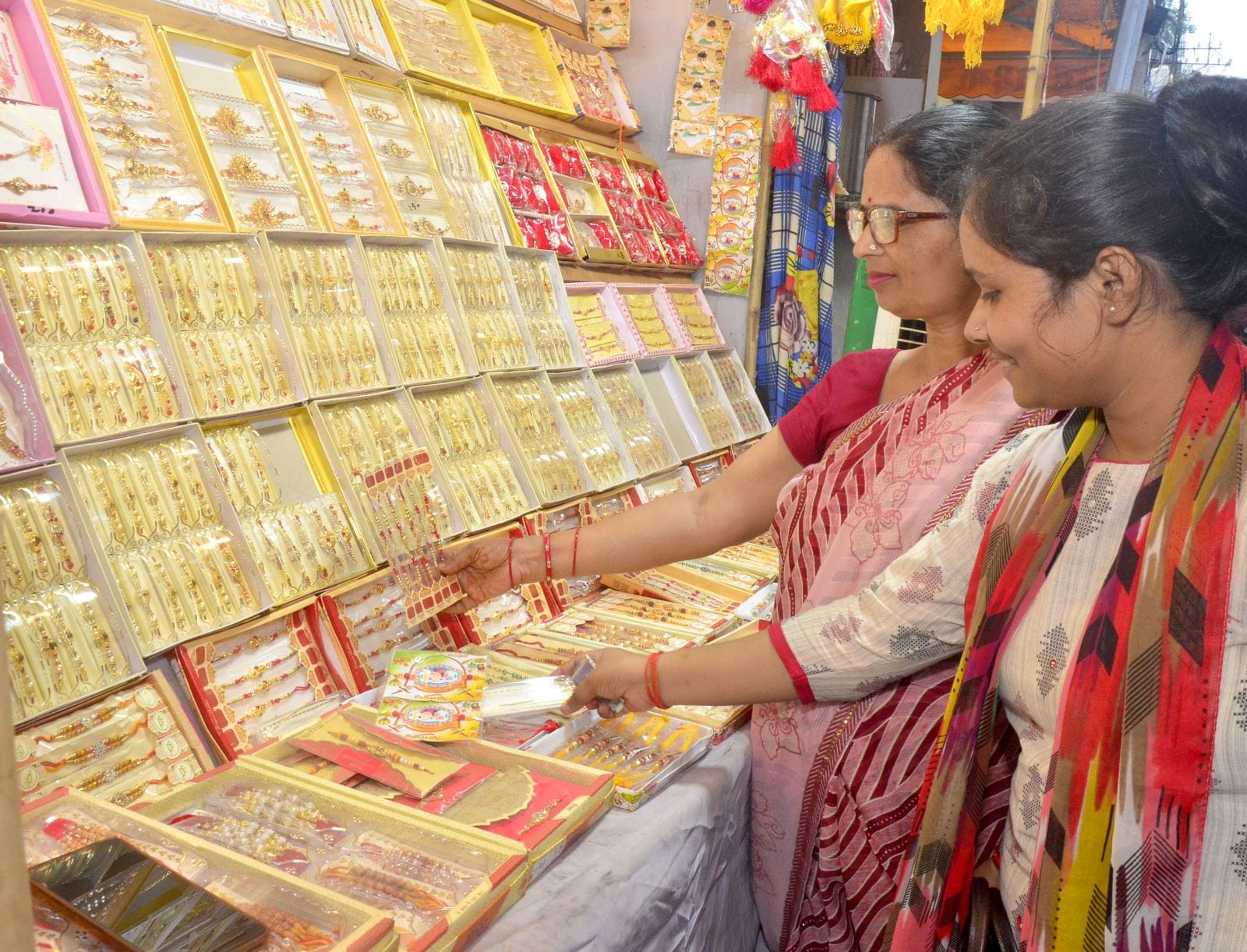 दुकान पर राखियां पसंद करते लोग। संवाद