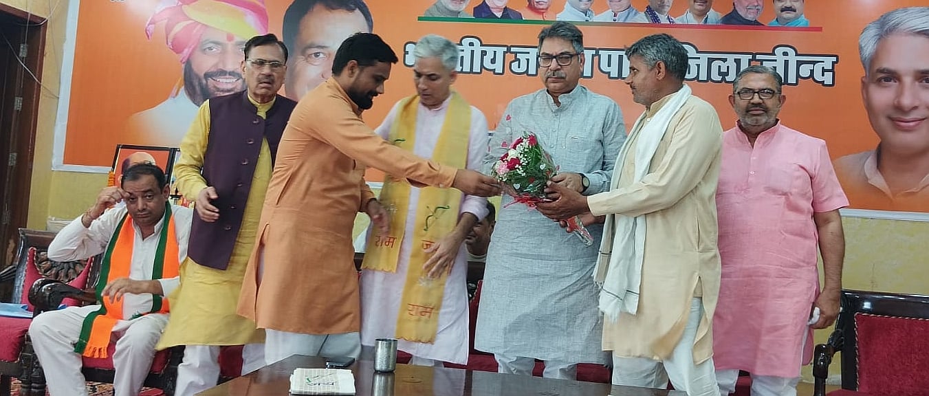 18जेएनडी13: भाजपा प्रदेश प्रभारी सतीश पूनिया का स्वागत करते हुए कार्यकर्ता। संवाद 18जेएनडी13: भाजपा प्रदेश प्रभारी सतीश पूनिया का स्वागत करते हुए कार्यकर्ता। संवाद