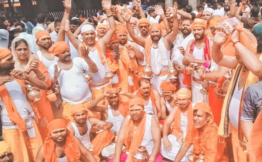 अमरिया क्षेत्र के गांव पौटा से कछला रवाना होता कांवड़ियों का जत्था।श्रोत आयोजक