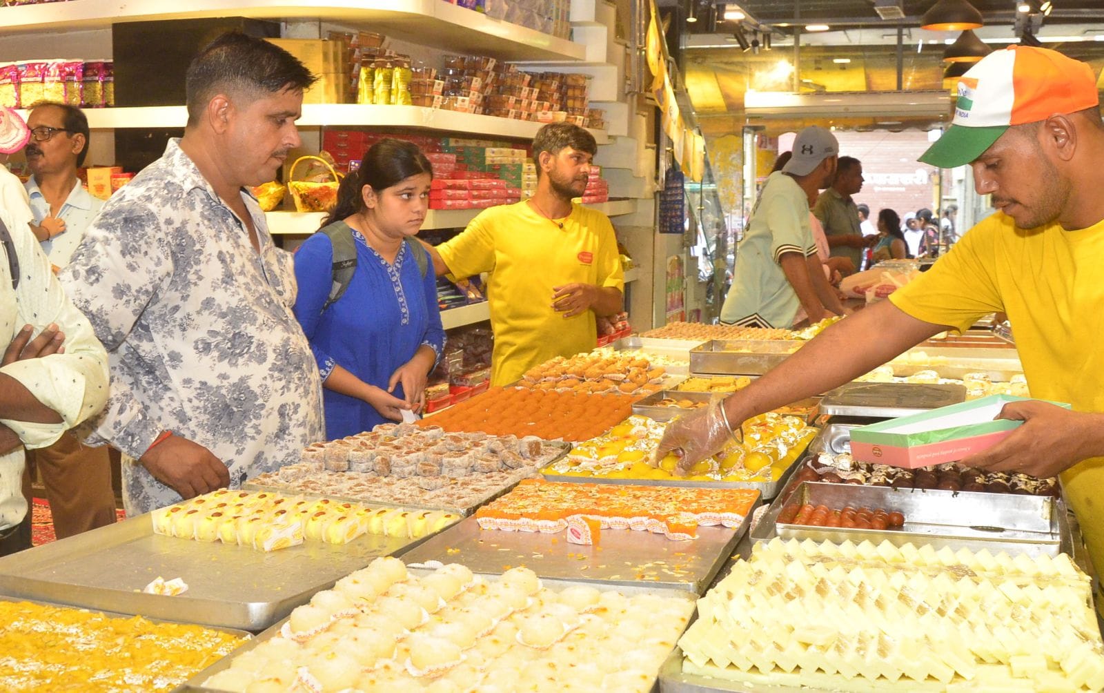 बाजार में राखियां खरीदते लोग। संवाद