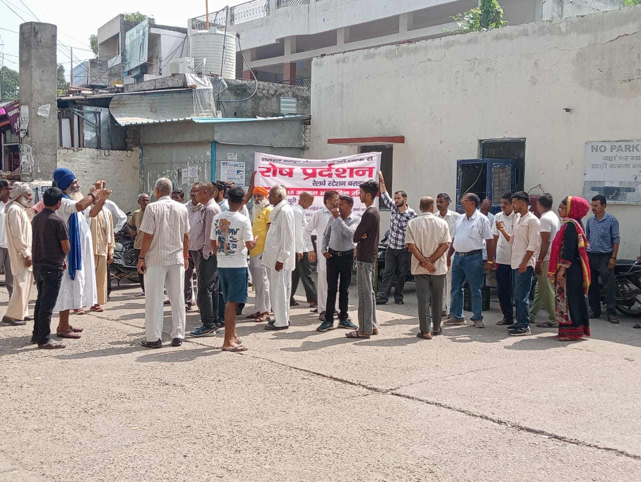 बराड़ा रेलवे स्टेशन पर तैनात जीआरपी व आरपीएफ कर्मी को निर्देश देते अधिकारी। संवाद