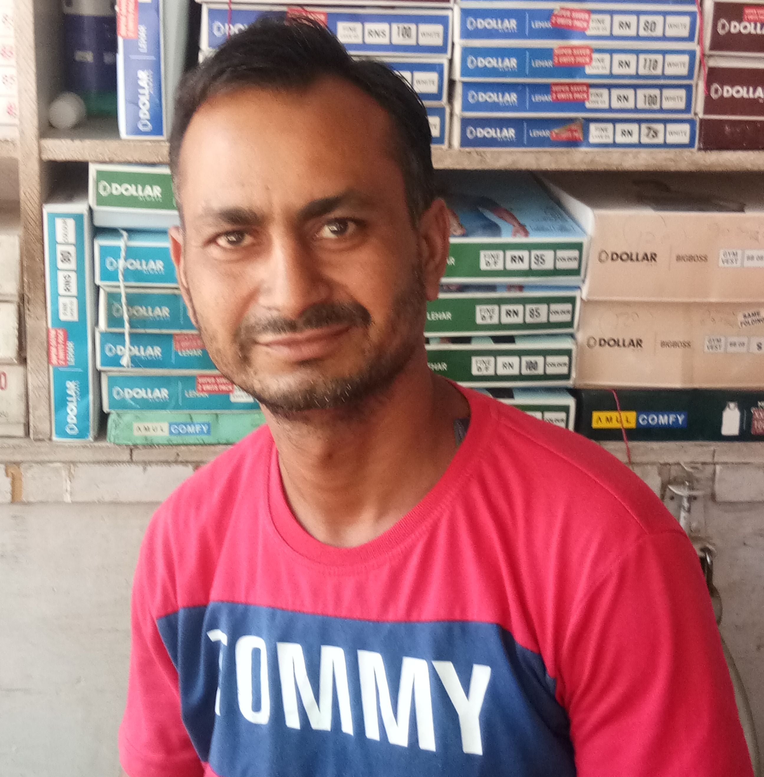 फोटो संख्या:51- महेंद्रगढ़ शॉपिंग कांप्लेक्स के फेज नंबर तीन में लगी खराब स्ट्रीट लाइट--संवाद