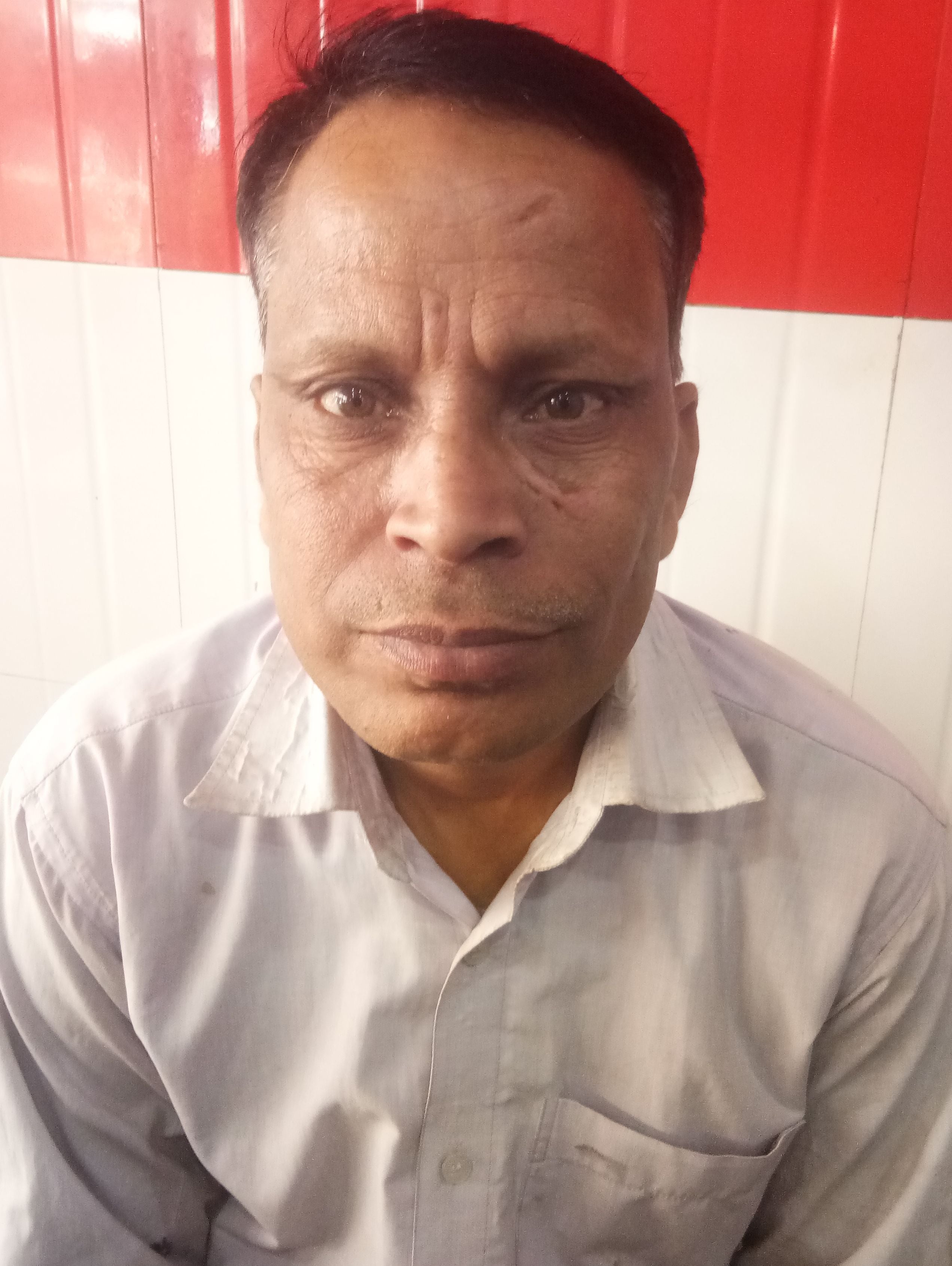 फोटो संख्या:51- महेंद्रगढ़ शॉपिंग कांप्लेक्स के फेज नंबर तीन में लगी खराब स्ट्रीट लाइट--संवाद