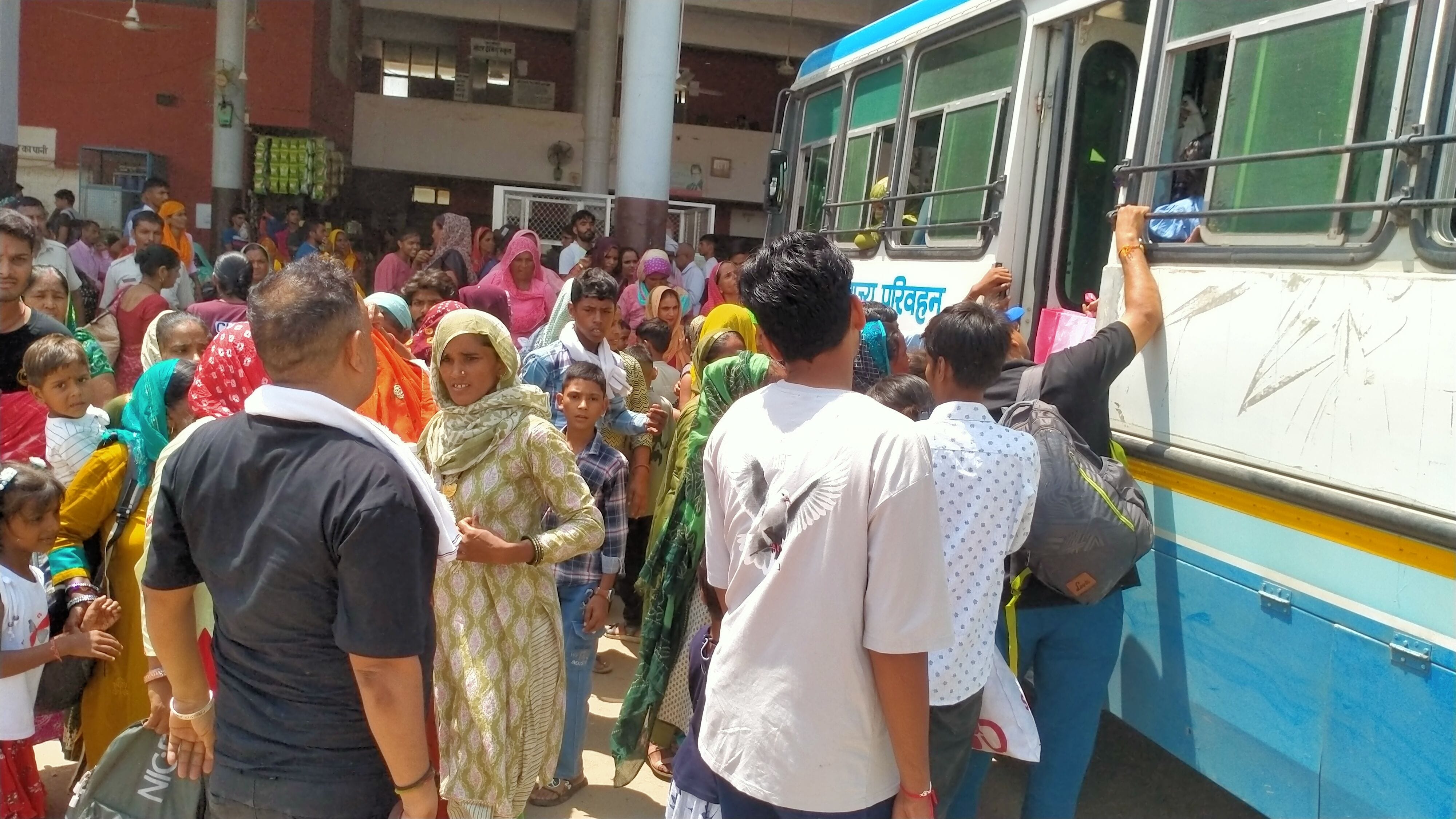 फोटो संख्या:57- रक्षाबंधन पर्व पर महेंद्रगढ़ बस स्टैंड पर बस में सवार होती महिलाएं--संवाद