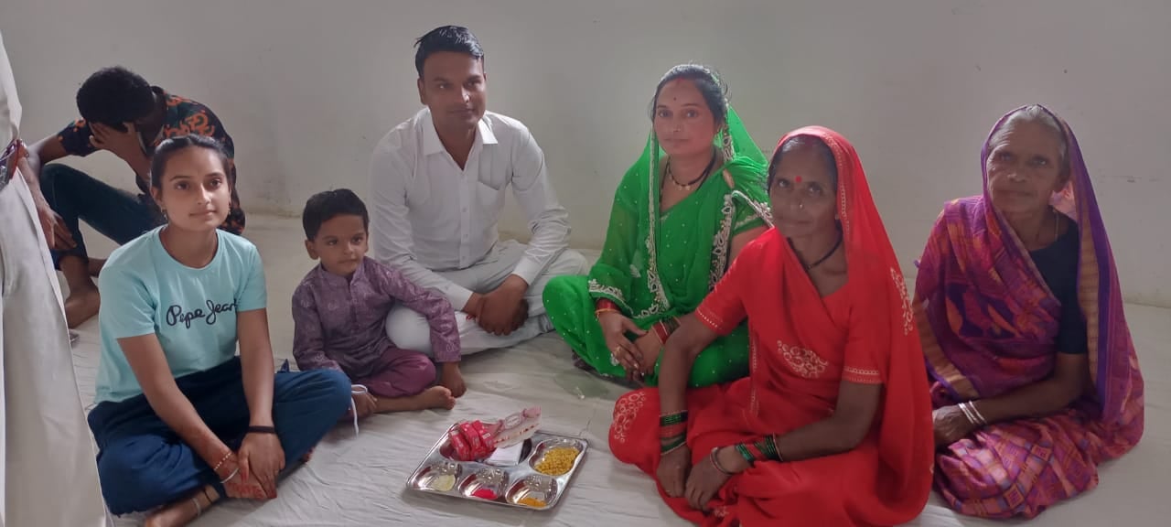 जेल में राखी बांधती बहने
