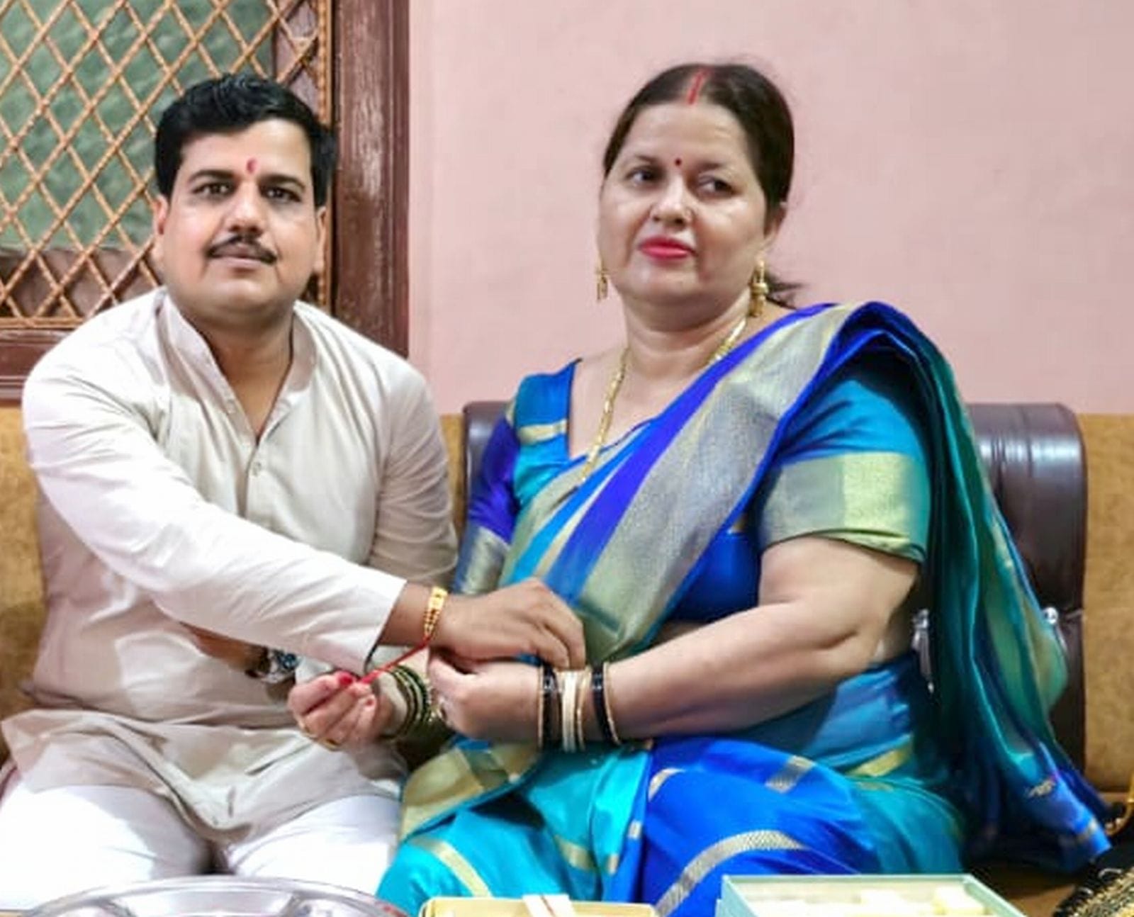 कादरचौक में भाई को राखी बांधती बहन। संवाद