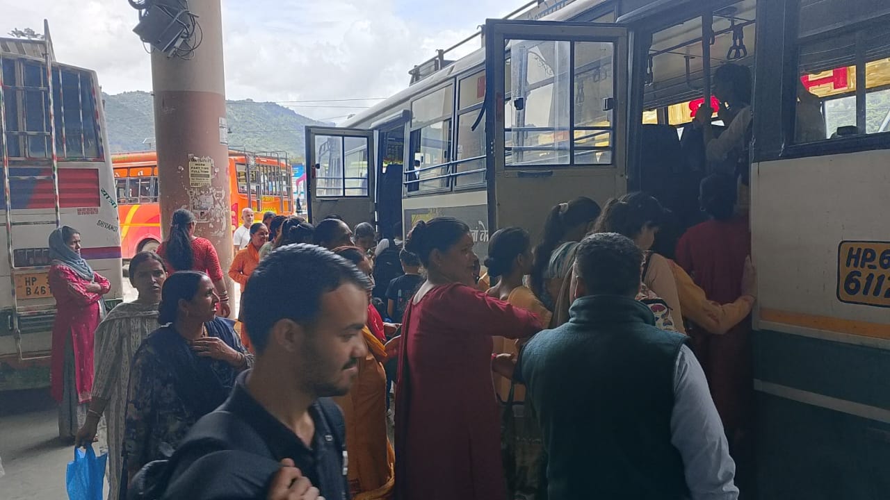 मंडी बस अड्डे पर बस के खड़ा होते ही सीट हासिल करने के लिए जद्दोजहद करती महिलाएं। संवाद मंडी बस अड्डे पर बस के खड़ा होते ही सीट हासिल करने के लिए जद्दोजहद करती महिलाएं। संवाद