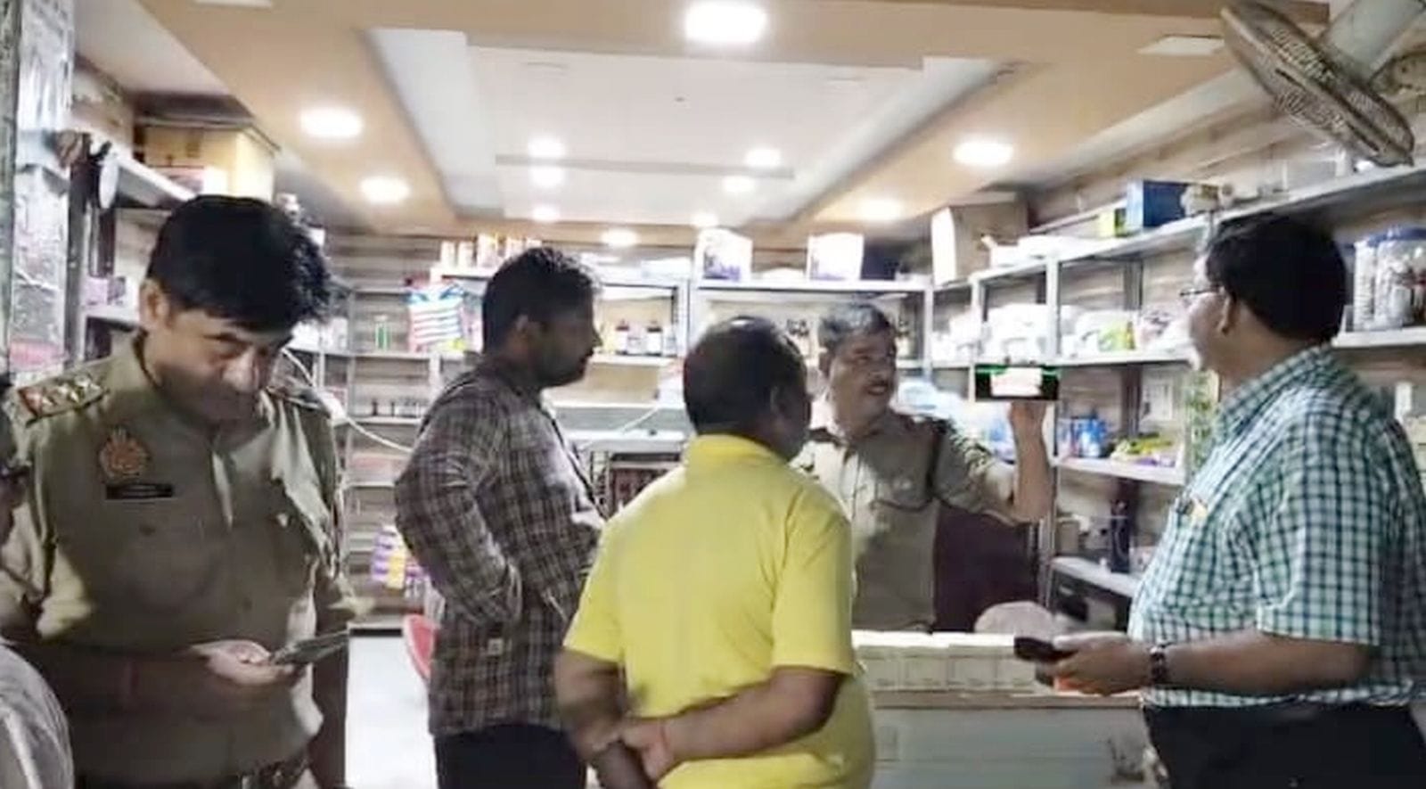 नाले में पड़े खाली इंजेक्शन।स्रोत-प्रशासन नाले में पड़े खाली इंजेक्शन।स्रोत-प्रशासन