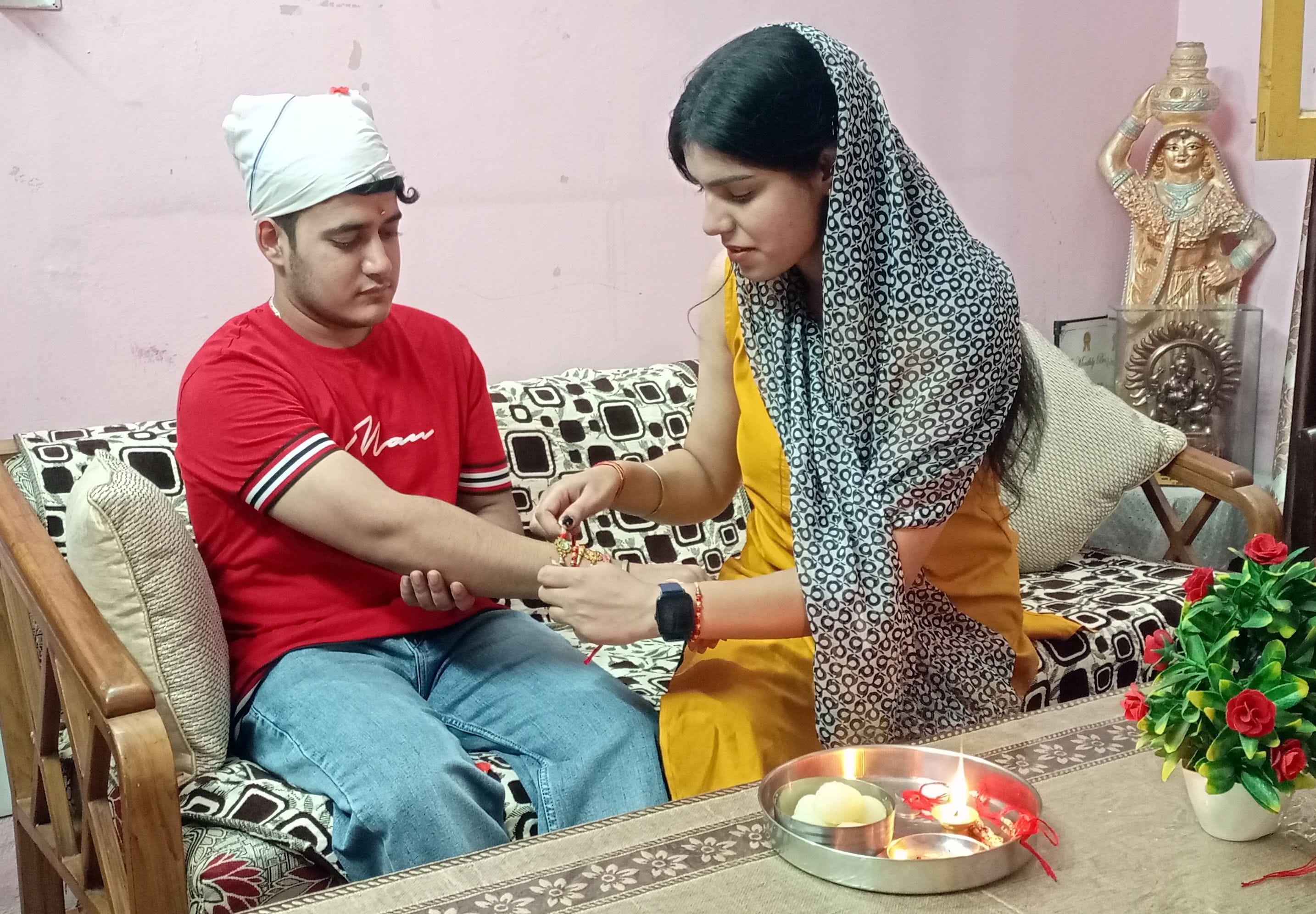 पधर उपमंडल के कुफरी के रोपाड्यू गांव में भाई की कलाई में राखी बांधती बहनें। संवाद