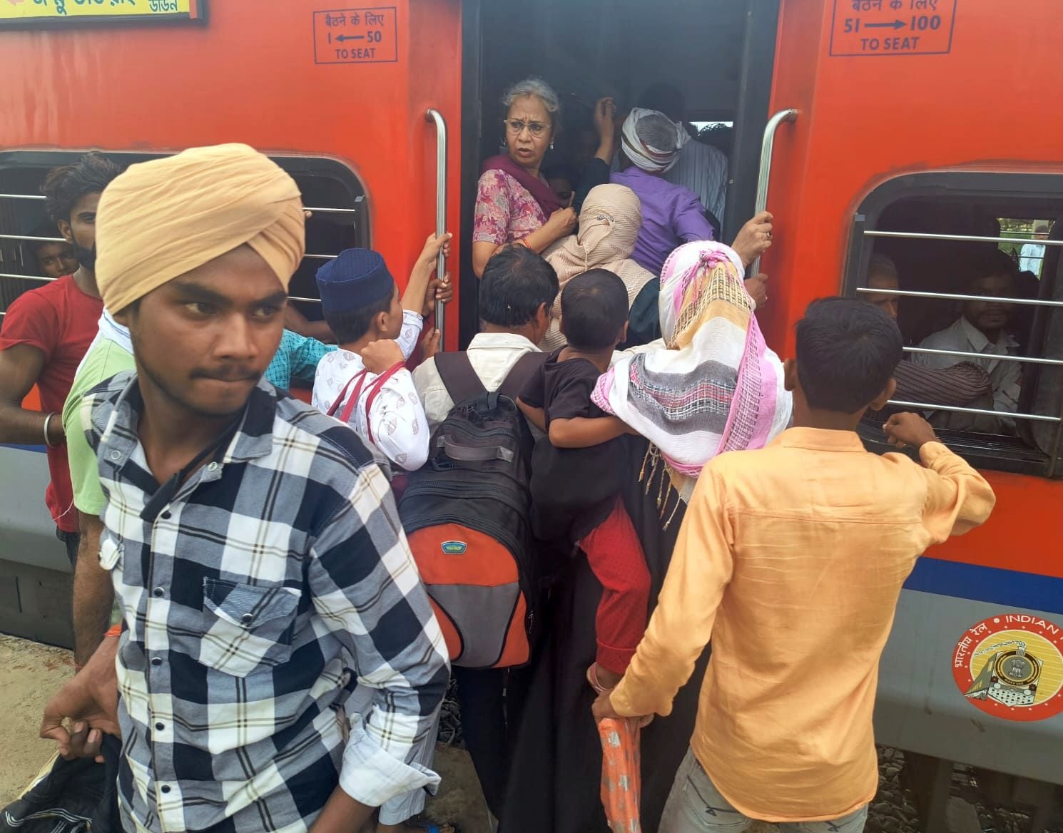 रोडवेज बस अड्डे पर बस में चढ़ते यात्री। संवाद रोडवेज बस अड्डे पर बस में चढ़ते यात्री। संवाद