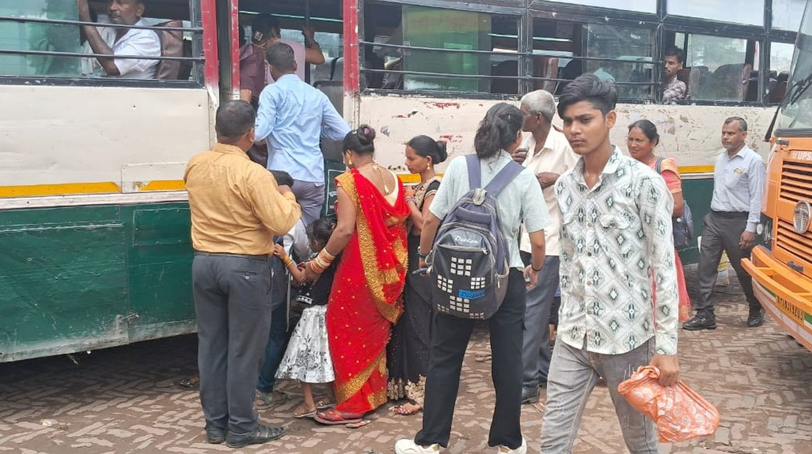 रेलवे स्टेशन पर बरेली से कासगंज जाने वाली ट्रेन में चढ़ने की कोशिश करते यात्री। संवाद रेलवे स्टेशन पर बरेली से कासगंज जाने वाली ट्रेन में चढ़ने की कोशिश करते यात्री। संवाद