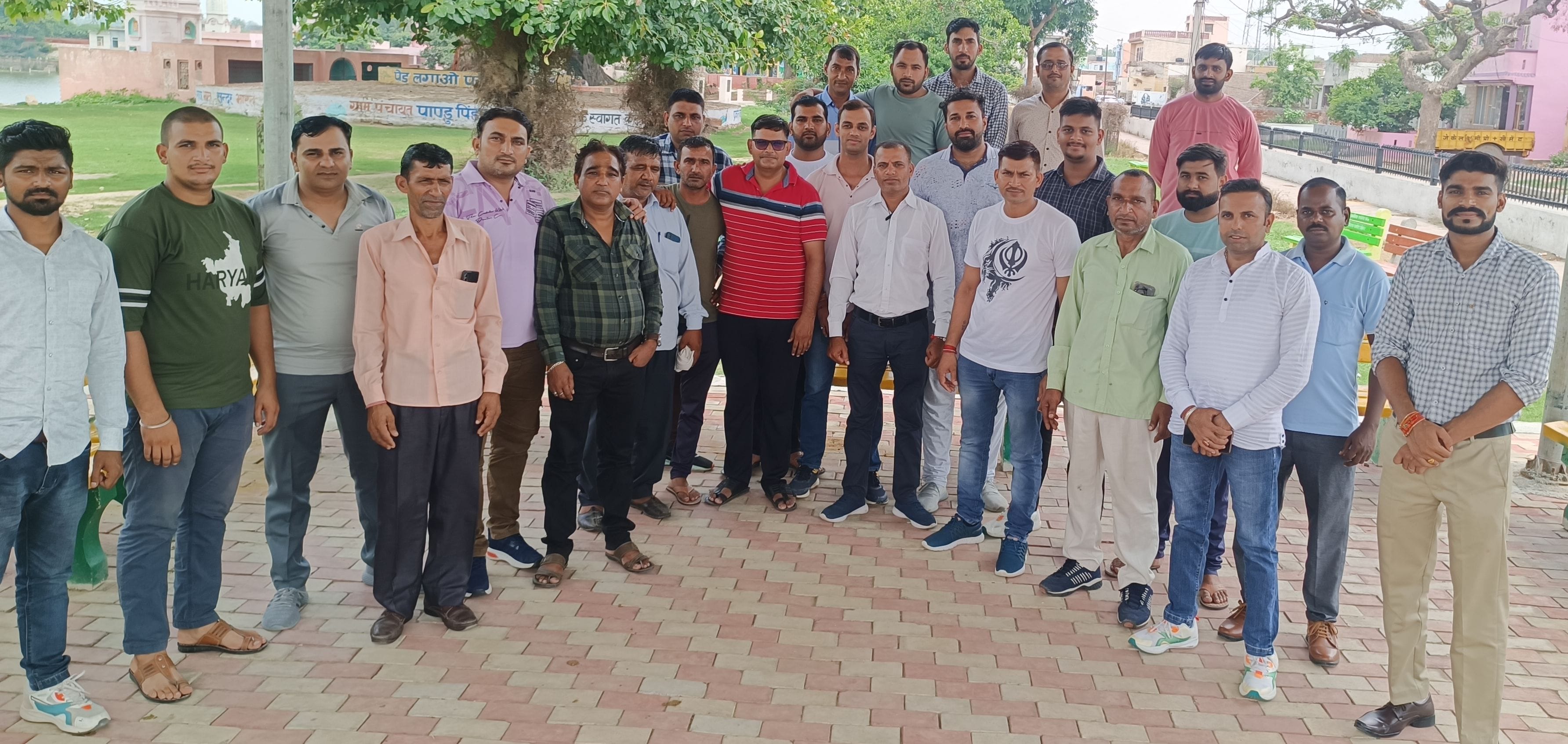 19जेएनडी08-बैठक में भाग लेते हुए कौशल कर्मचारी। संवाद