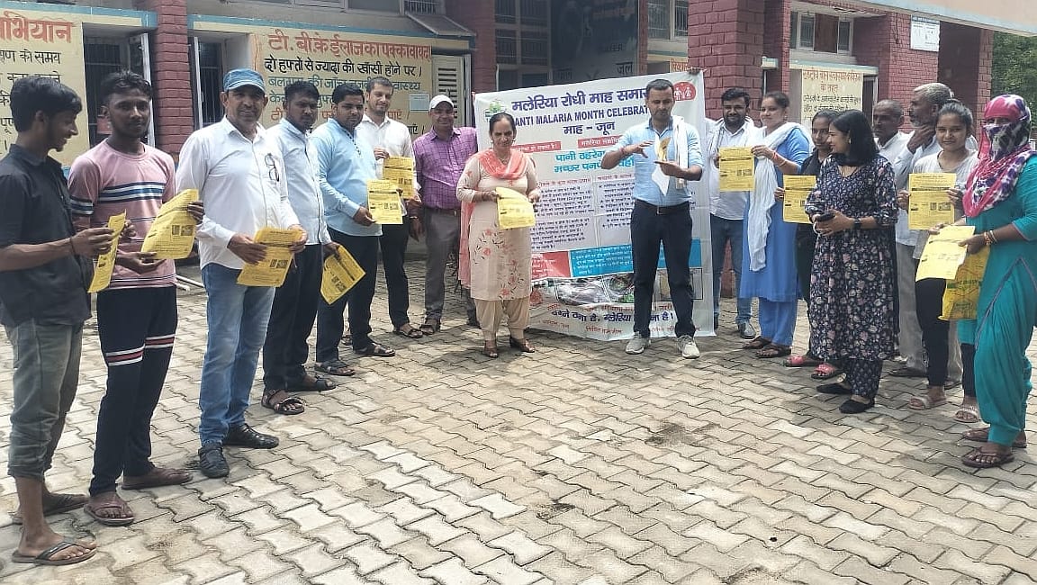 20जेएनडी02: पंप लेट बांटकर ग्रामीणों को जागरूक करते हुए स्वास्थ्य कर्मी। स्रोत विभाग 20जेएनडी02: पंप लेट बांटकर ग्रामीणों को जागरूक करते हुए स्वास्थ्य कर्मी। स्रोत विभाग