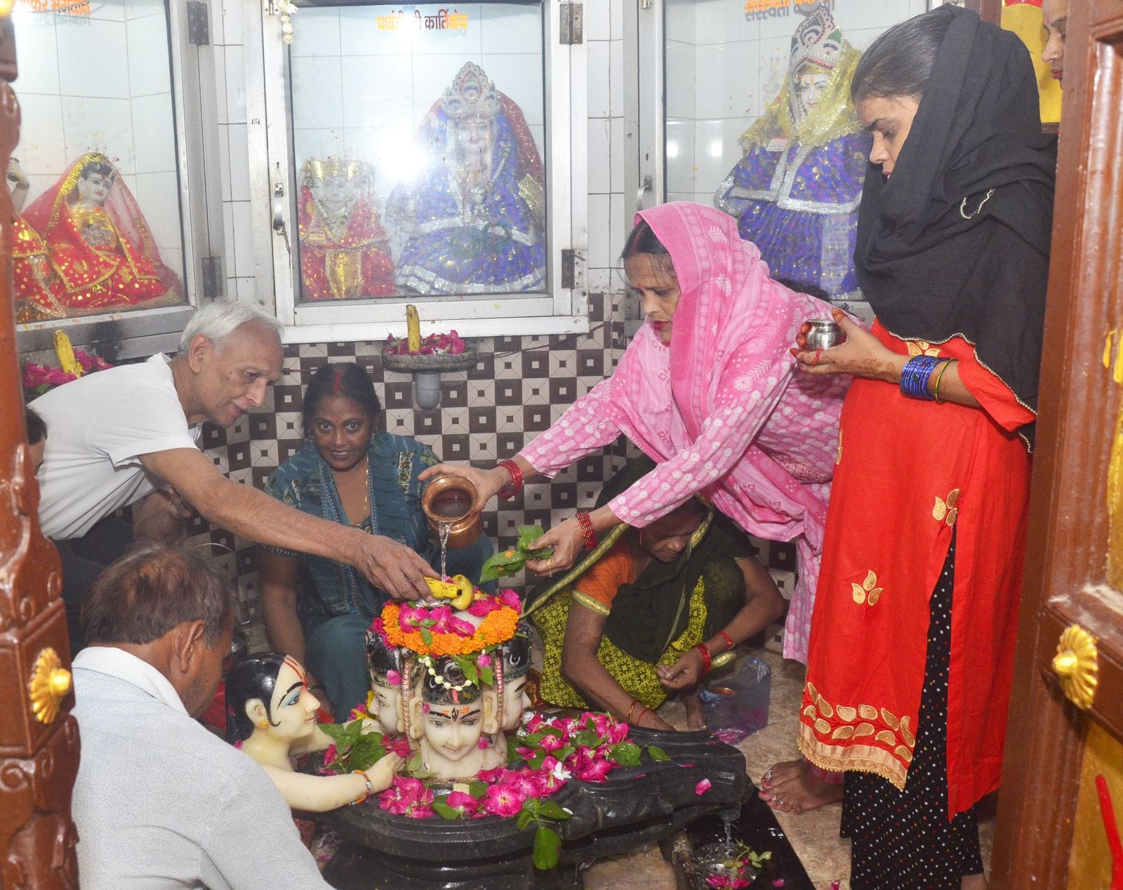बिल्सी के कुटी मंदिर में भोलेनाथ का रुद्राभिषेक करते भक्त। संवाद बिल्सी के कुटी मंदिर में भोलेनाथ का रुद्राभिषेक करते भक्त। संवाद