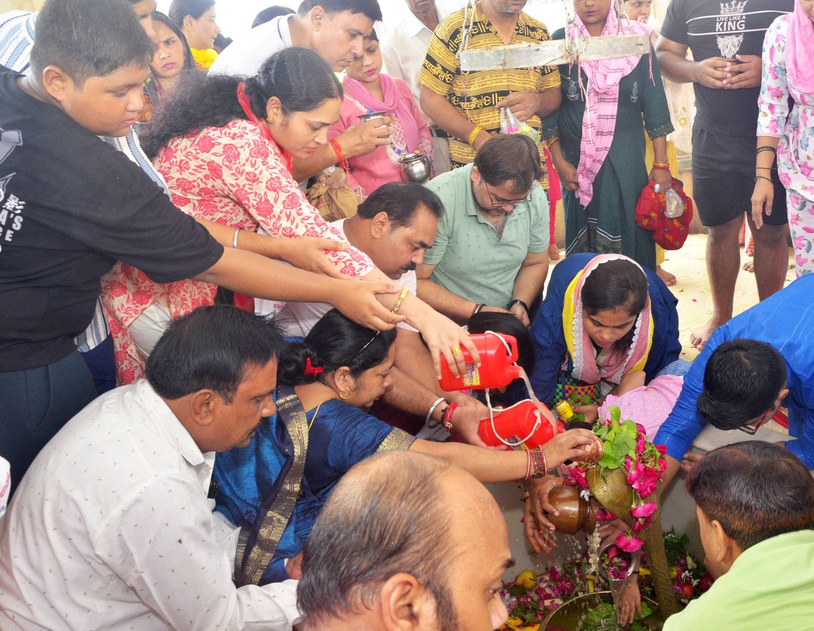 बिल्सी के कुटी मंदिर में भोलेनाथ का रुद्राभिषेक करते भक्त। संवाद बिल्सी के कुटी मंदिर में भोलेनाथ का रुद्राभिषेक करते भक्त। संवाद