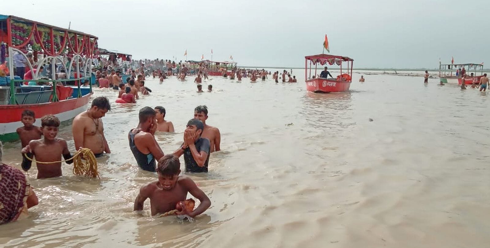 बिल्सी के कुटी मंदिर में भोलेनाथ का रुद्राभिषेक करते भक्त। संवाद बिल्सी के कुटी मंदिर में भोलेनाथ का रुद्राभिषेक करते भक्त। संवाद