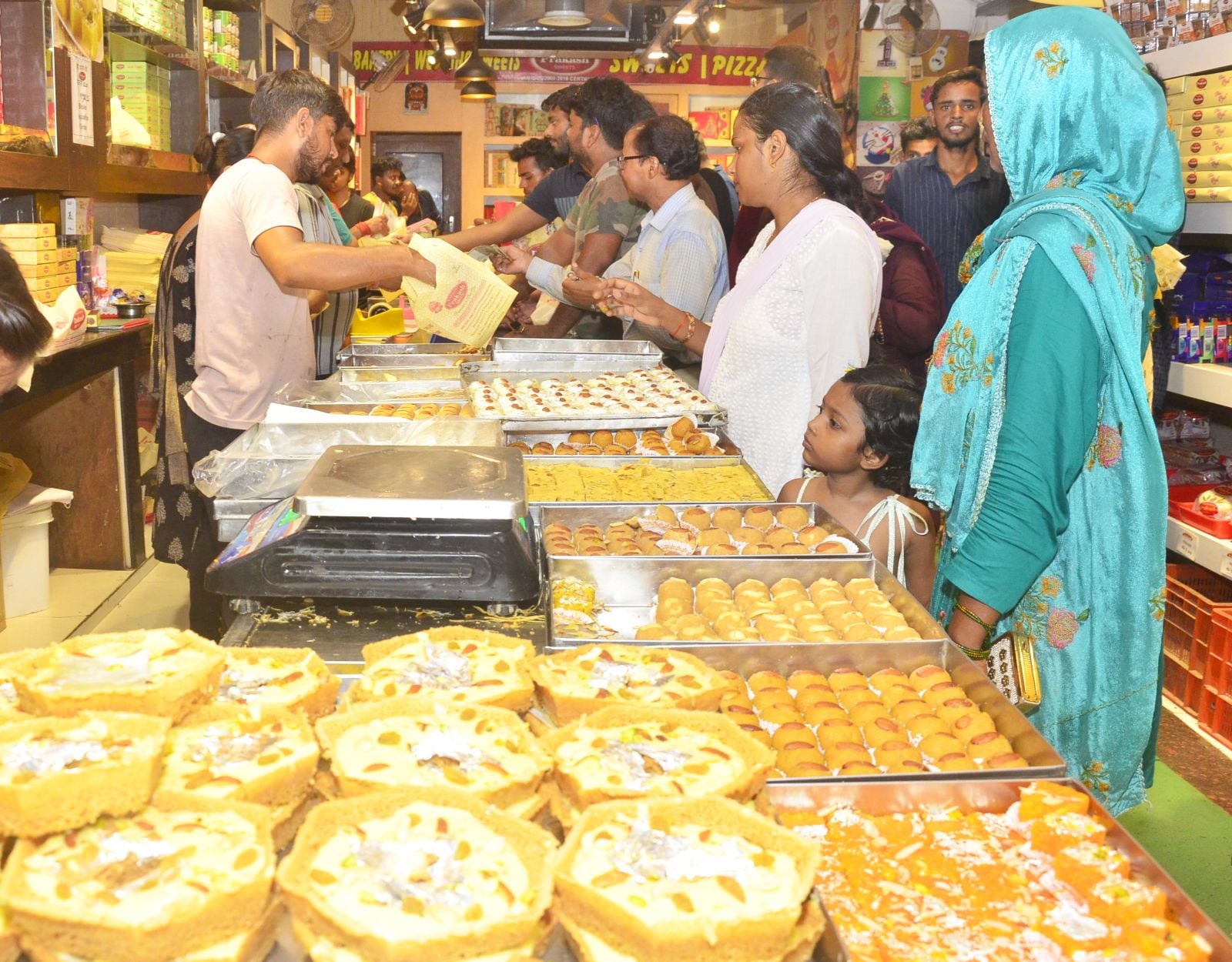 बिल्सी में अपने भाई को राखी बांधती बहन। संवाद