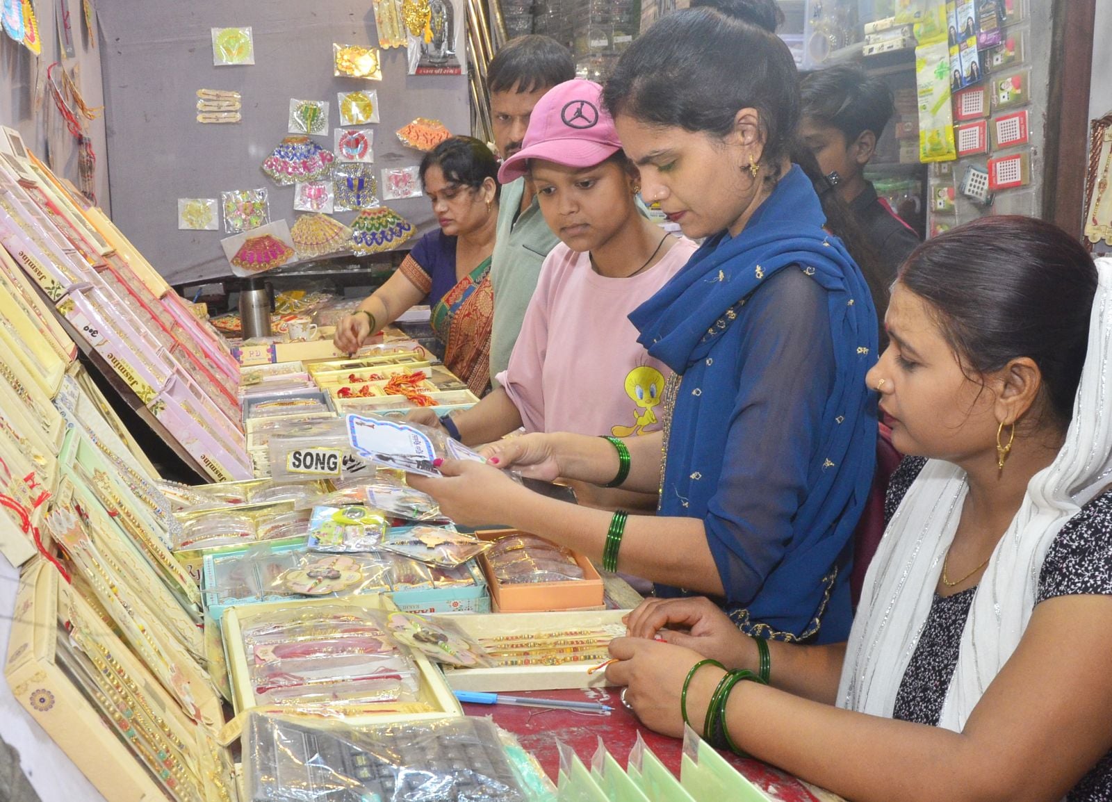 बिल्सी में अपने भाई को राखी बांधती बहन। संवाद