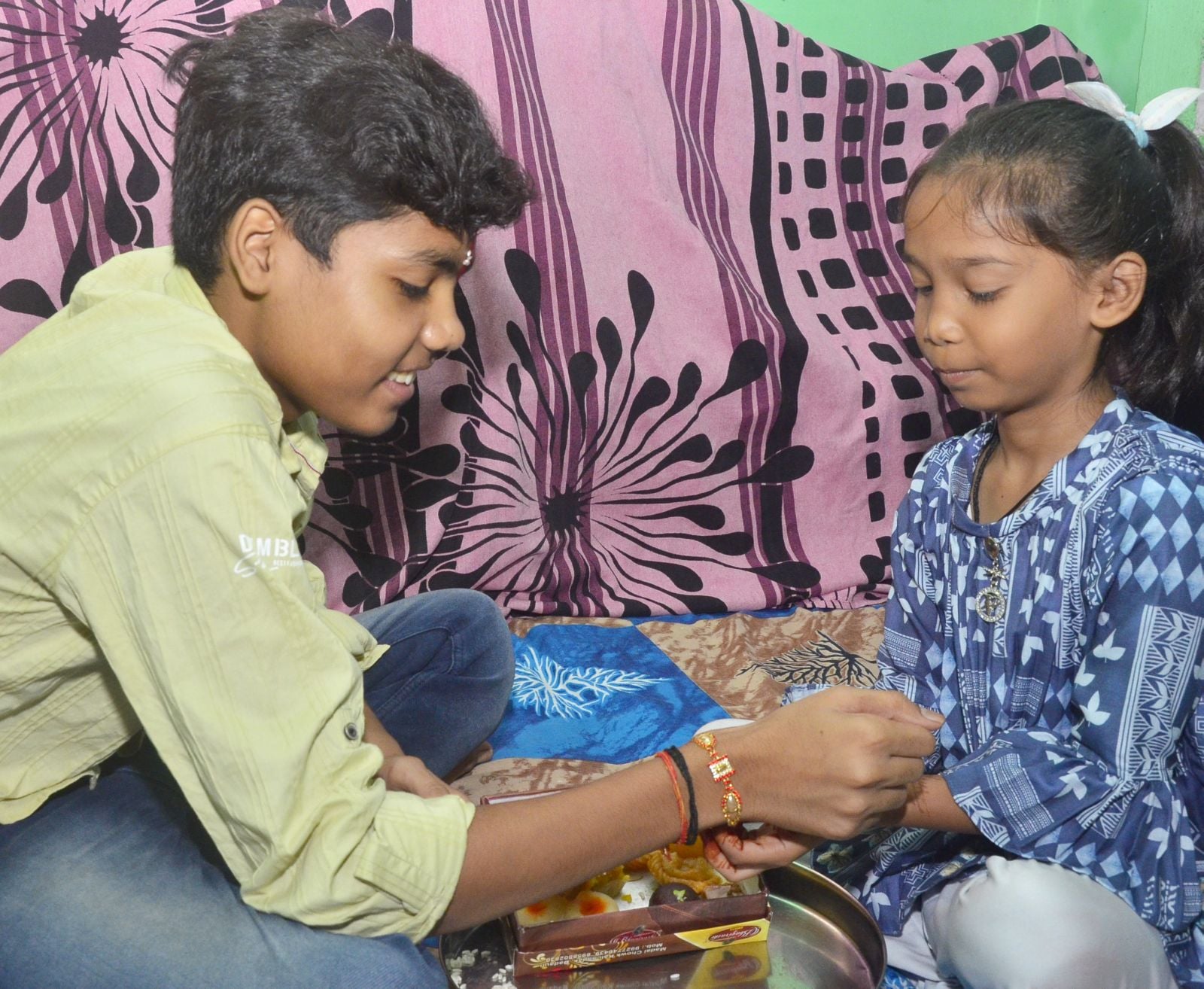 बिल्सी में अपने भाई को राखी बांधती बहन। संवाद