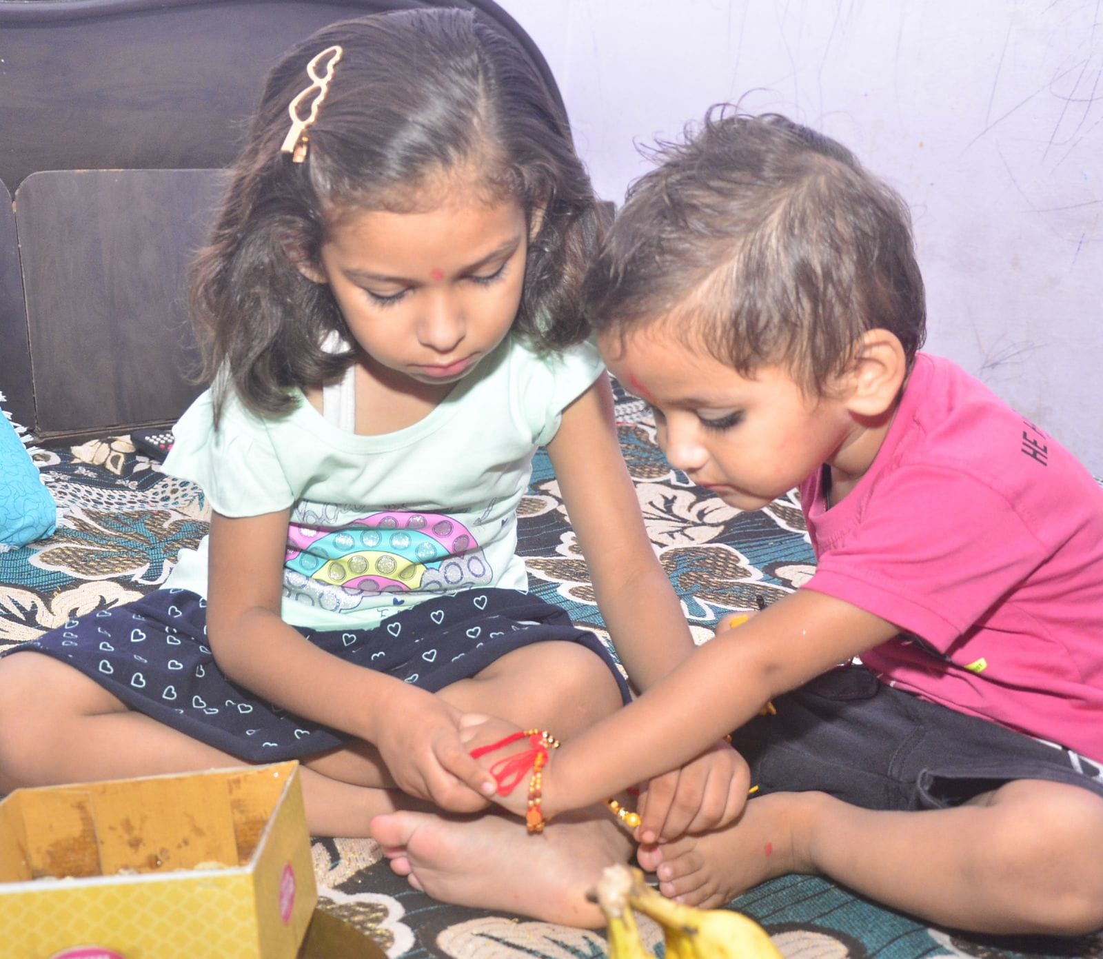 बिल्सी में अपने भाई को राखी बांधती बहन। संवाद